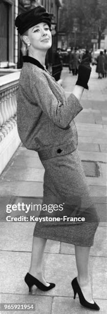 Mannequin présentant un modèle Horrockses de la Collection Printemps 1957: un ensemble veste et jupe longue en tweed à Londres, Royaume-Uni, le 25...