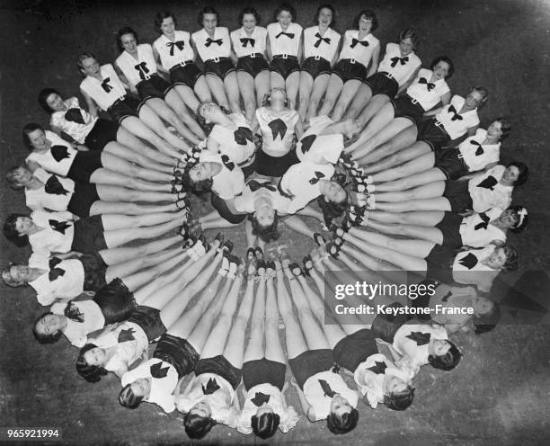 Formation d'une rose humaine lors de la répétition de la pantomine 'Robin des bois' au Victoria Palace Theatre à Londres, Royaume Uni, le 18 décembre...