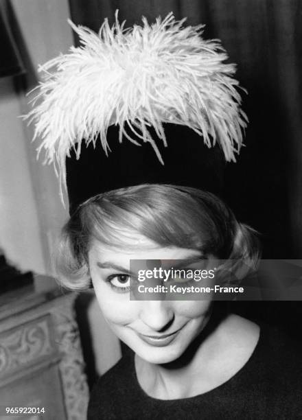 Chapeau en velours noir et plumes d'autruche blanches, création Simone Mirman pour la Collection Automne/Hiver 1958/1959, à Londres, Royaume-Uni, le...