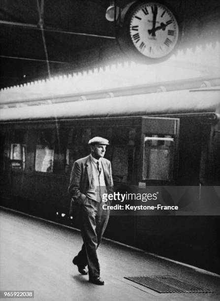 Voyageur s'apprêtant à prendre le train à la gare de Paddington à Londres, Royaume-Uni le 20 août 1959.