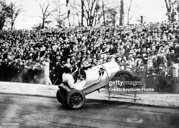 Jean Reville effectuant un dérapage avec sa voiture lors d'une course sur la piste de Cristal Palace à Londres, Royaume-Uni le 23 avril 1935.