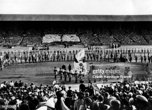 Cérémonie de clôture des Jeux Olympiques de Londres au stade de Wembley avec les trompettes au premier plan le 14 août 1948 à Londres, Royaume-Uni.