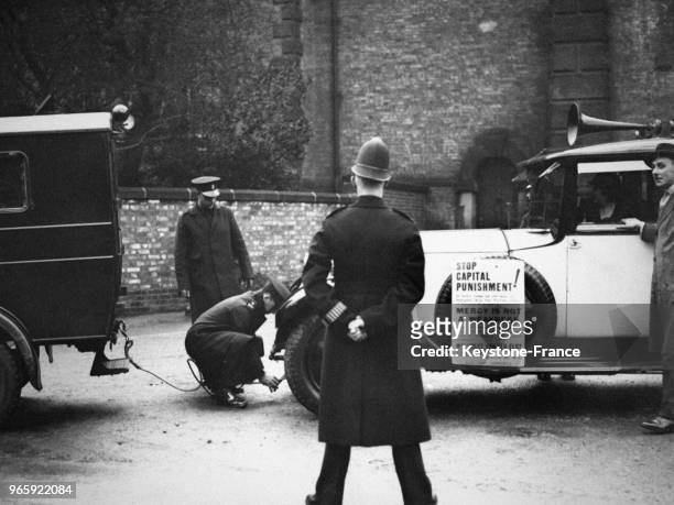 Des policiers préparent l'enlèvement de la voiture de Monsieur van der Elst qui manifestait devant la prison de Wandsworth contre l'exécution du...