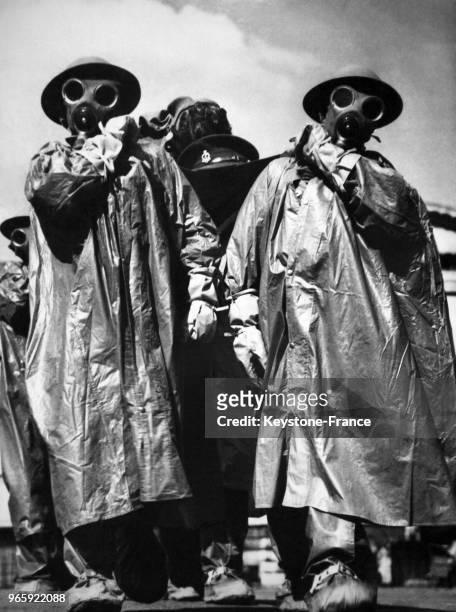 Des ambulanciers portant des masques à gaz transporte une 'victime' lors du concours au College médical militaire de Millbank, à Londres, Royaume-Uni...