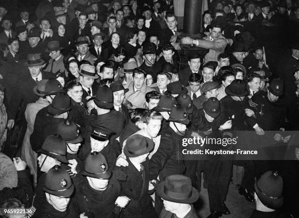 Les policiers tentent de contenir la foule venue accueillir l'arrivée de Eamon de Valera à la gare de Euston à Londres, Royaume-Uni le 15 janvier...