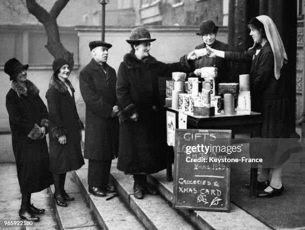 Vente de cadeaux par une oeuvre de charité à Londres, Royaume-Uni le 16 décembre 1929.