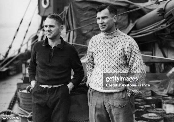 Bord du 'John Briscoe', deux géologues membres de l'équipage avant leur départ pour l'Antarctique, à Londres, Royaume-Uni le 19 décembre 1947.