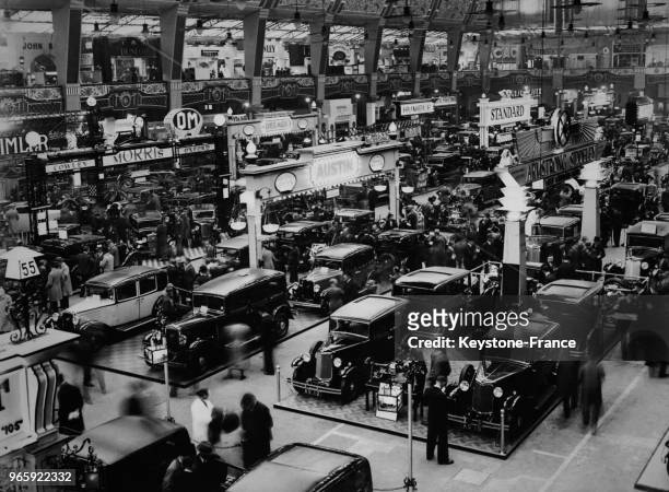 Vue générale des exposants au salon de l'Automobile le 13 octobre 1932 à Londres, Royaume-Uni.