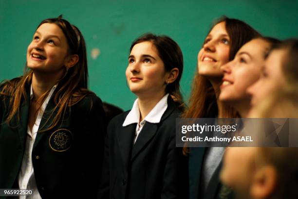 Ukraine Kiev, groupe de filles regardant en l'air.