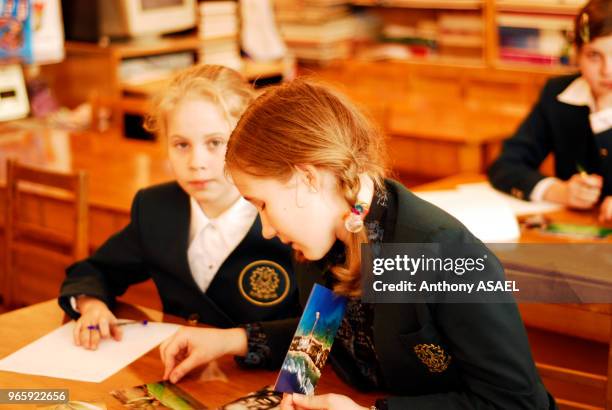 Ukraine, Kiev, adolescentes européennes avec de longs cheveux châtains.