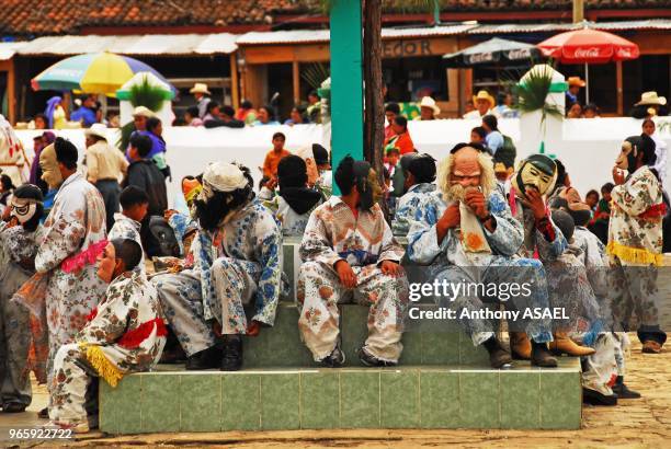 Villageois déguisés se rassemblant devant l'église de Chamula lors du Festival Santa Rosa, 29 août 2008, San Juan de Chamula, Mexique.