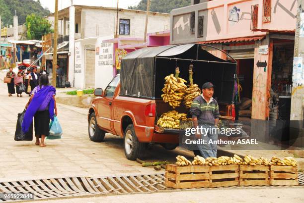 Vendeur ambulant de bananes dans la rue, 29 aout 2008, San Juan de Chamula, Mexique.