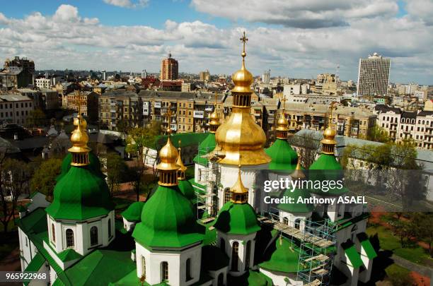 Ukraine, Kiev, Détail du toit d'une église de style russe orthodoxe avec de petits dômes verts et un grand or, et des croix sur chaque dôme, une...