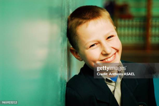 Ukraine, Kiev, adolescent européen avec les cheveux bruns et les yeux bleus souriant.