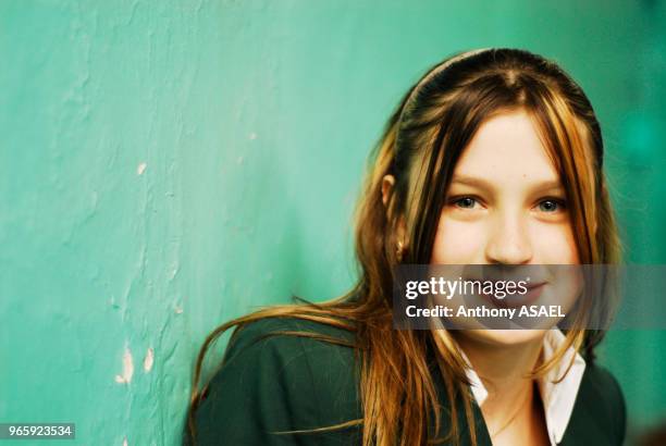 Ukraine, Kiev, adolescente européenne avec de longs cheveux châtains.