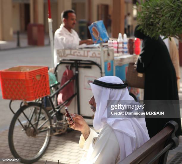 Sur la corniche ou au souk de Koweit, les nombreux marchands de glace a velo proposent des glaces et des boissons aux promeneurs. Le telephone...