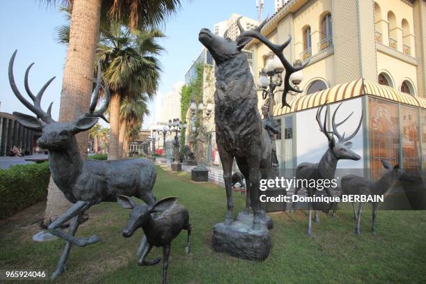 Statues dans les jardins à la française du 'Trianon' restaurant salon de thé français à Dubai Marina, 30 octobre 2016, Dubaï.