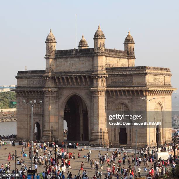 La porte de l'Inde est sur le front de mer de Bombay. C'est une arche construite en basalte dans le style du XVIe siecle. Elle est construite entre...