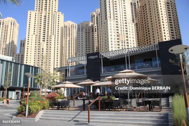 Cafés et boutiques le long de la plage de Dubai Marina, quartier pietonnier.