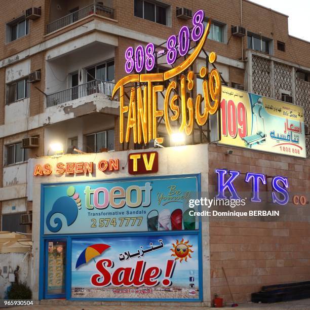 Solde dans un magasin d'articles de plage. Les plages du centre ville sont tres frequentees et les sports nautiques sont tres pratiques sur toute la...