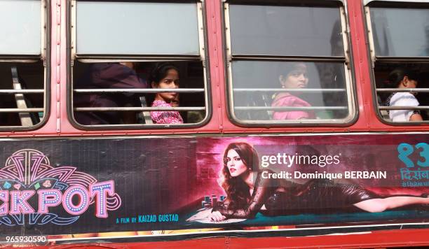 Affiche de film indien sur un autobus de la ville.