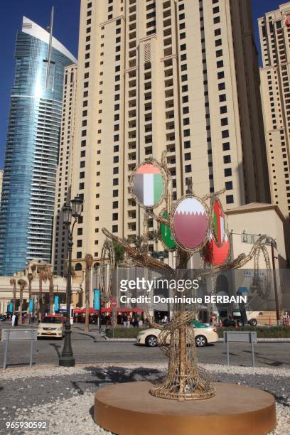 The Walk" est une avenue commerçante de Dubai Marina. Sculpture sur une place de la rue avec les différents drapeaux des pays du Golfe.
