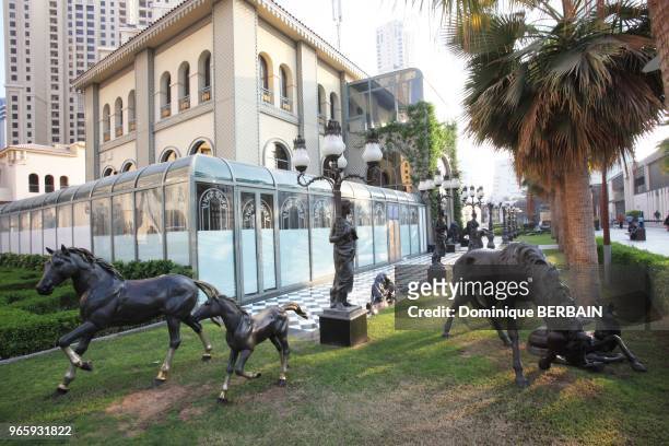 Statues dans les jardins à la française du 'Trianon' restaurant salon de thé français à Dubai Marina, 30 octobre 2016, Dubaï.