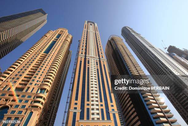 Tours d'habitations dans le quartier de Dubai Marina.