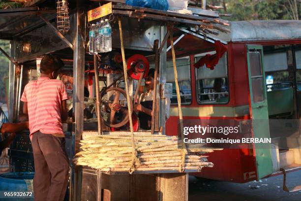 Echoppes proposant du jus de canne très sucrés, Bombay, Inde.