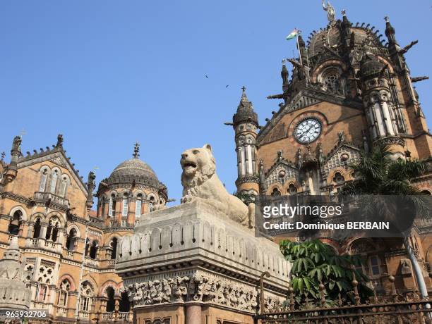 La gare Chhatrapati Shivaji, autrefois appelée gare Victoria, est un exemple d'architecture néogothique victorienne en Inde, mélange des bâtiments...