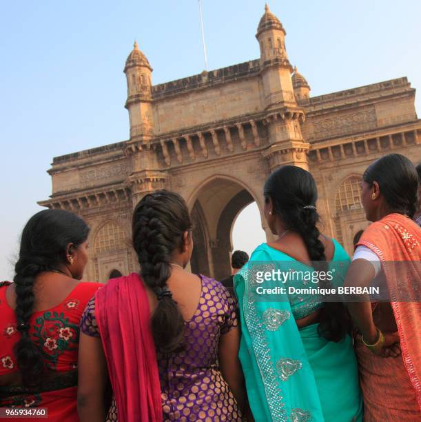 La porte de l'Inde est sur le front de mer de Bombay. C'est une arche construite en basalte dans le style du XVIe siecle. Elle est construite entre...