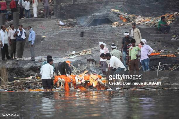 Sur un ghat de Varanasi, les corps des défunts sont incinérés le jour même du décès, après avoir été immergé dans l'eau du Gange par ses proches, le...