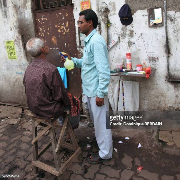 Petit coiffeur barbier des rues de Bombay.