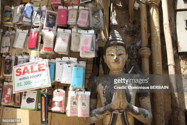 Boutique de rue d'accessoires pour téléphone protégée par une déesse indienne, Old Delhi, 25 avril 2016, Inde.