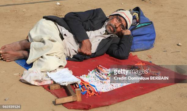 Marchand ambulant faisant la sieste dans la rue, 26 décembre 2016, New Delhi, Inde.