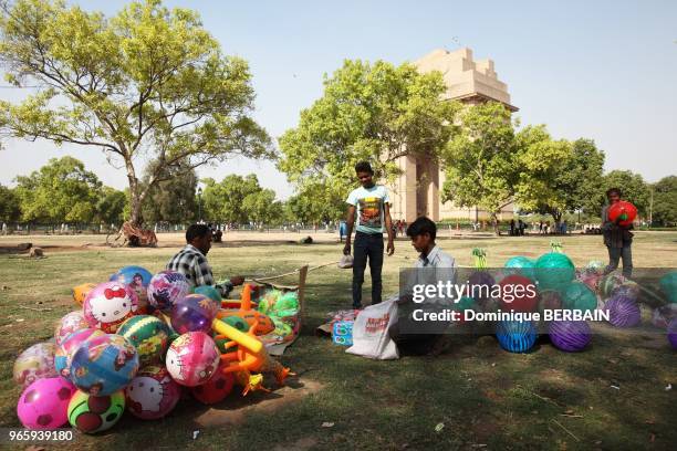 Marchand ambulant de ballons, Old Delhi, 25 avril 2016, Inde.
