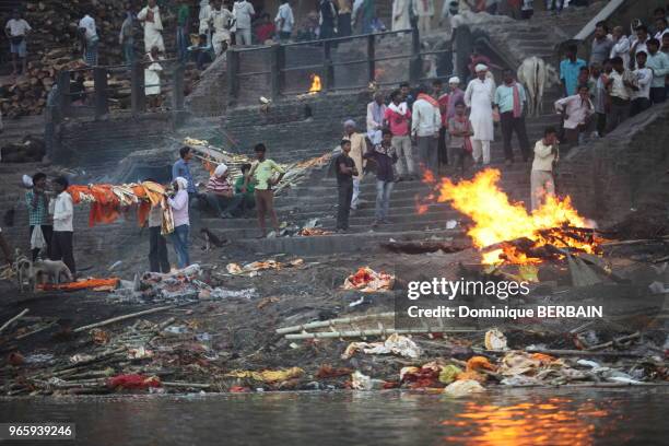 Sur un ghat de Varanasi, les corps des défunts sont incinérés le jour même du décès, après avoir été immergé dans l'eau du Gange par ses proches, le...