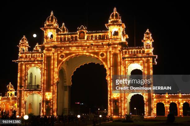 Porte d'entrée principale de l'ancien palais du Maharadjah illuminé, 25 décembre 2015, Mysore, Inde du Sud.