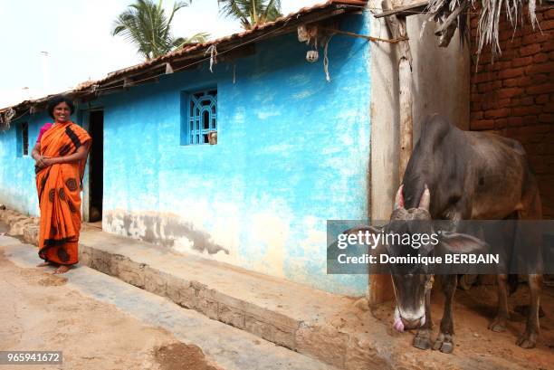 Femme indienne devant sa maison, 27 décembre 2015, Mysore Inde du Sud.