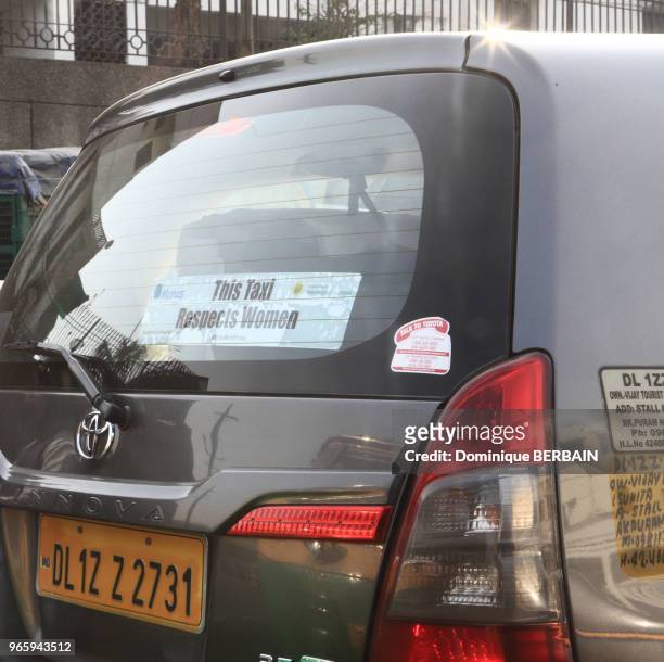 Taxi affichant qu'il respecte les femmes qu'il transporte, le 27 décembre 2016, New Delhi, Inde.