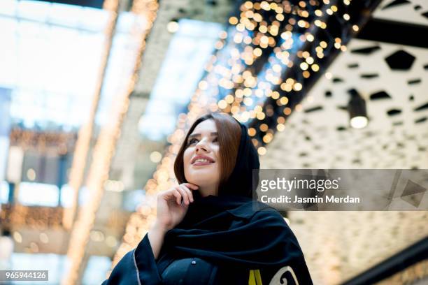 middle eastern young woman in shopping - oriente médio etnia - fotografias e filmes do acervo