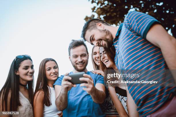 collega's werken aan teambuildingactiviteiten maken van grappige video conferentie - teambuilding stockfoto's en -beelden