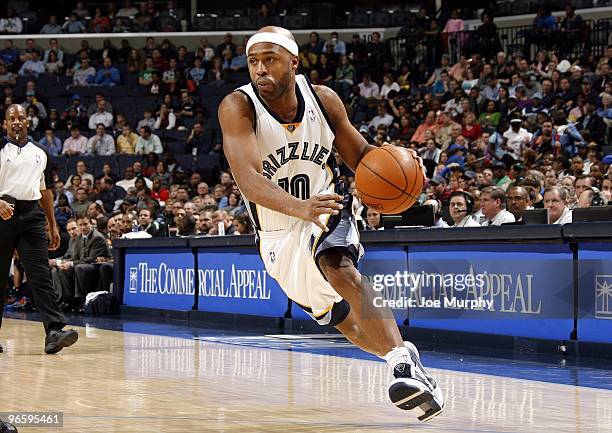 Jamaal Tinsley of the Memphis Grizzlies drives to the basket during the game against the Oklahoma City Thunder at the FedExForum on January 22, 2010...