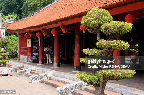 Hanoi, Le temple de la littérature Van Mieu fondé en 1070, ce temple est placé sous la protection de Confucius Hanoi, Le temple de la littérature Van...