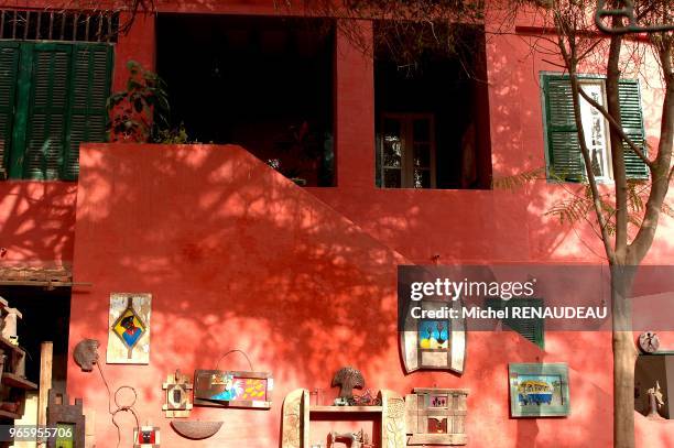 FACADE DE MAISON COLOREE, ILE DE GOREE, SENEGAL.