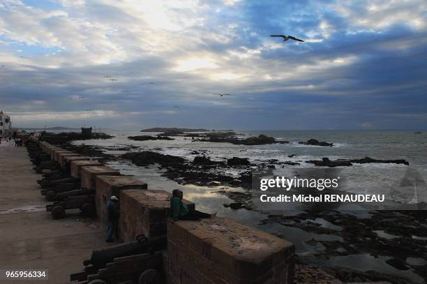 Essaouira l'un des principaux port de la côte Atlantique du Maroc. La ville ancienne s'élève sur une presqu'ile, à l'extremité d'une plage en forme...