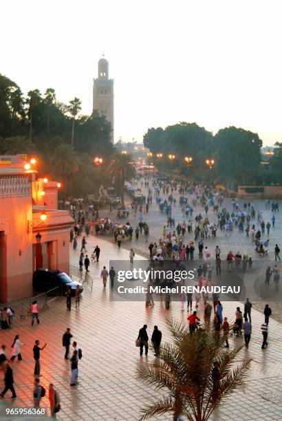 Le minaret haut de soixante dix-sept m?tres, est le point de rep?re le plus fameux de Marrakech , la mosqu?e contigue s'appelle "Koutoubia" du nom...