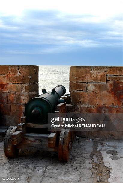 Essaouira l'un des principaux port de la côte Atlantique du Maroc. La ville ancienne s'élève sur une presqu'ile, à l'extremité d'une plage en forme...