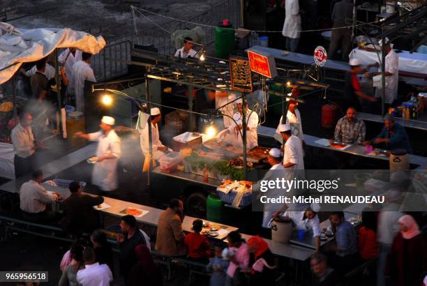 Derriere les vendeurs de jus d'orange frais, c'est un véritable festival de distractions et de restauration qui se tient chaque nuit sur la...