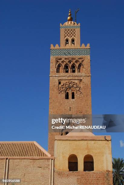 Le minaret haut de soixante dix-sept m?tres, est le point de rep?re le plus fameux de Marrakech , la mosqu?e contigue s'appelle "Koutoubia" du nom...